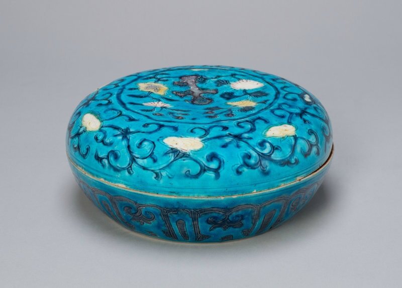Circular Covered Box with Floral and Lingzhi Mushroom Scrolls, Ming dynasty (1368–1644), 16th century