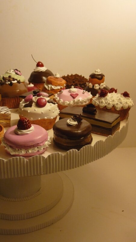 Plateau de carton et faux gâteaux