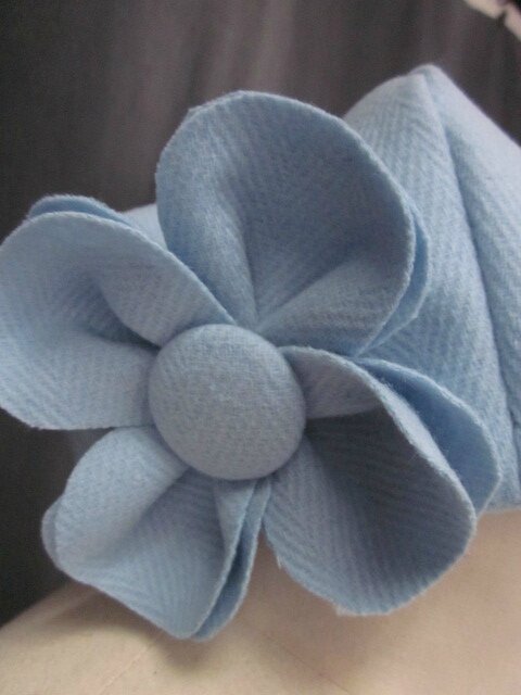 Chapeau AGATHE en lainage à chevrons bleu glacier avec fleur - Doublure lin ciel (3)