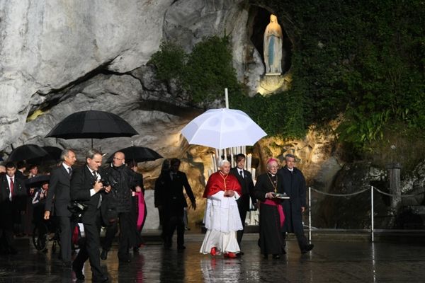 Lourdes, le Pape Benoît XVI à la Grotte