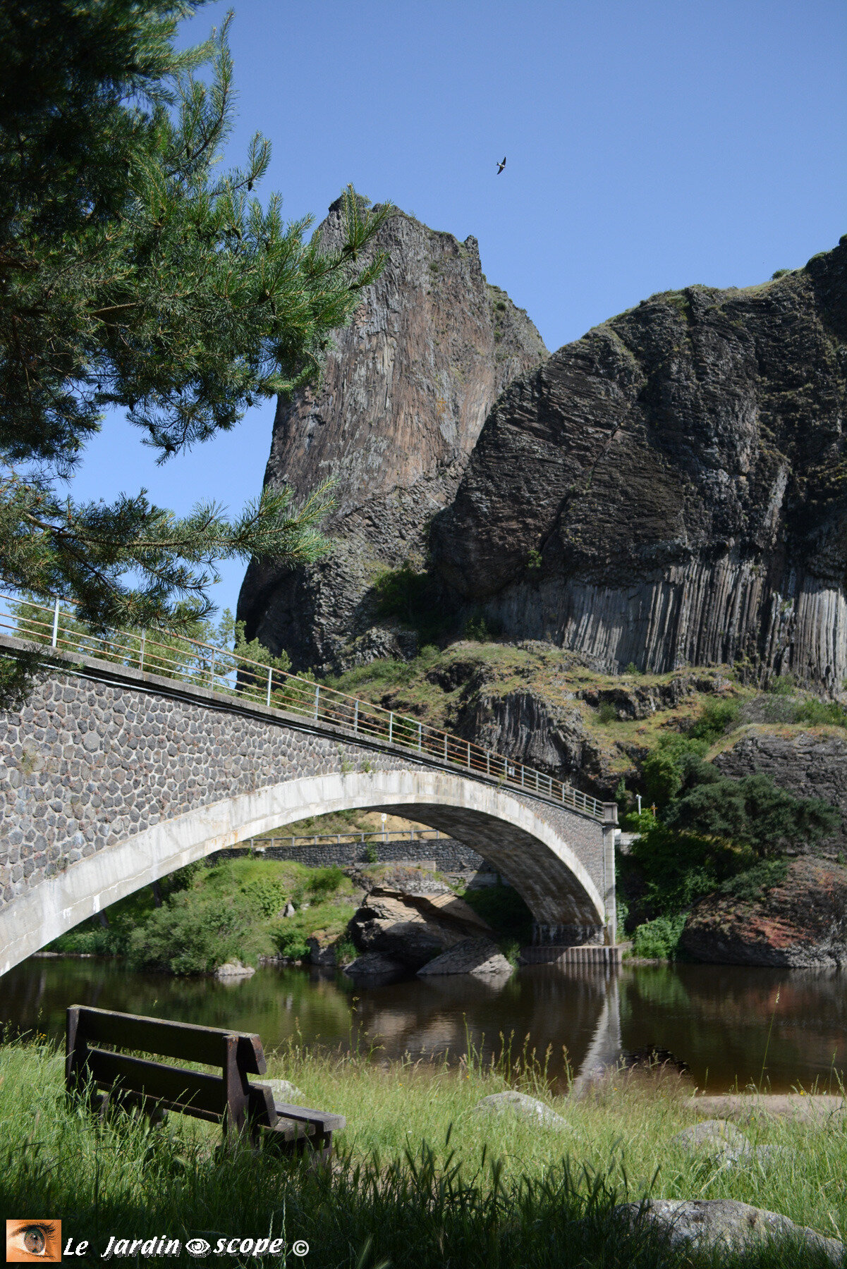 Banc face à La Roche Servière à Prades (43)