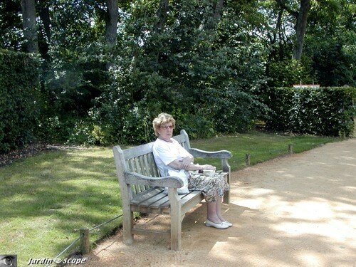 Banc en teck aux Jardins de Chaumont sur Loire (41)