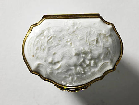 A_Meissen_gilt_metal_mounted_snuff_box__circa_1737_404