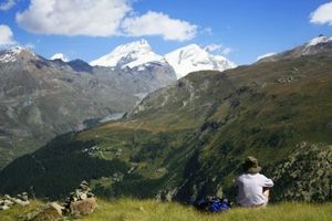 15136534-voyageur-solitaire-repose-dans-la-montagne-alp