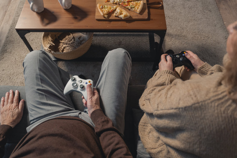 Des personnes avec leur console à la main