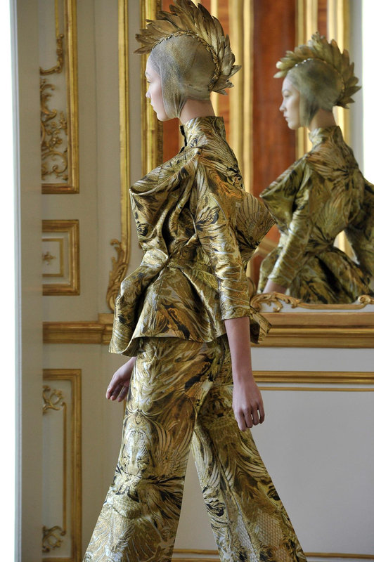 ALEXANDER McQUEEN: REDIFINING BEAUTY 写真集 McQueen Fall 2013 Ready-to-Wear Collection | Vogue