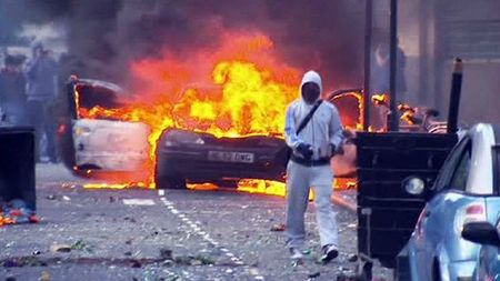 img_606X341_m0908-London-burns-as-rioters-torch-buildings