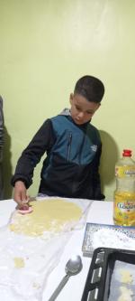 Abdelghafour fait des découpes de sablés dans la pâte