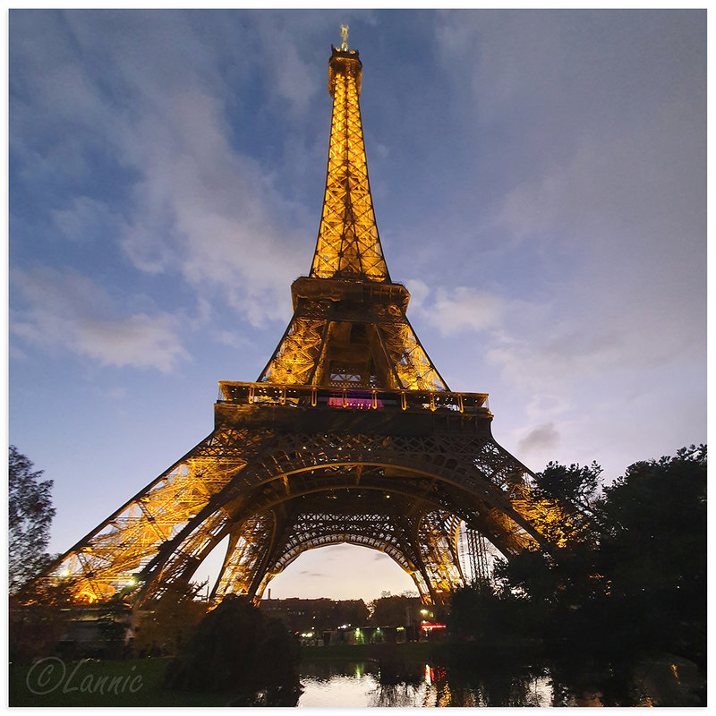 Paris_Tour_Eiffel_reflets