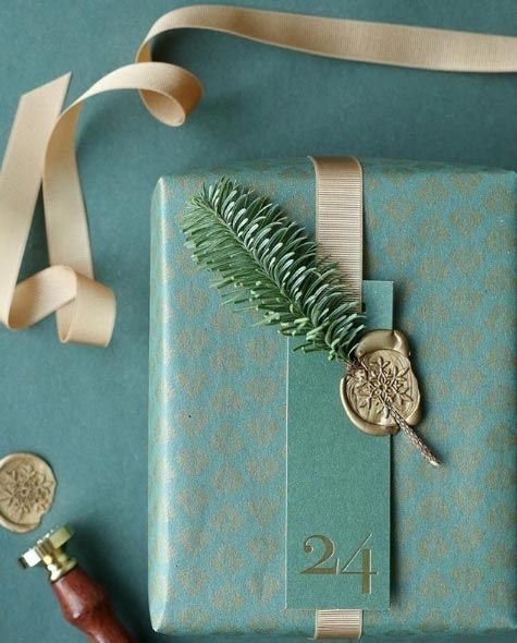 diy_wrap_gift_wax_seal_cedar