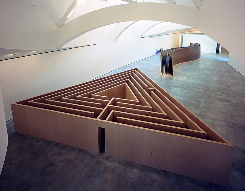 6 Robert Morris-sans titre (labyrinthe triangulaire) 1991 installation Bilbao 2001
