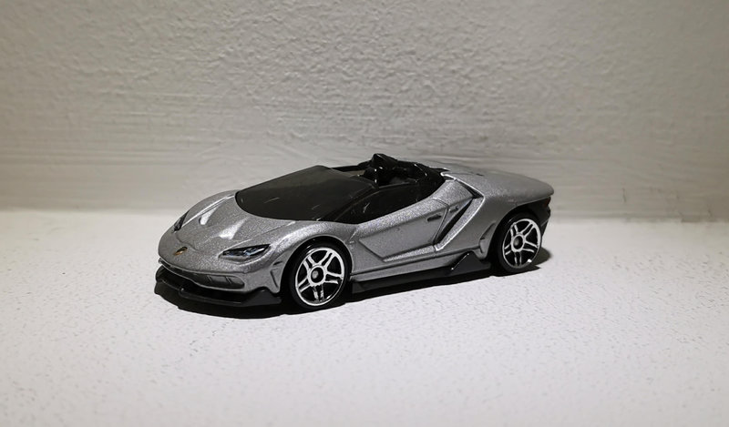 Lamborghini Centenario Roadster de 2016 (Hotwheels) (4)