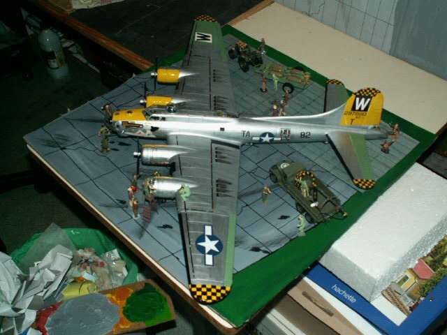 maquette FORTERESSE VOLANTE B-17G finie le 060215 (11)