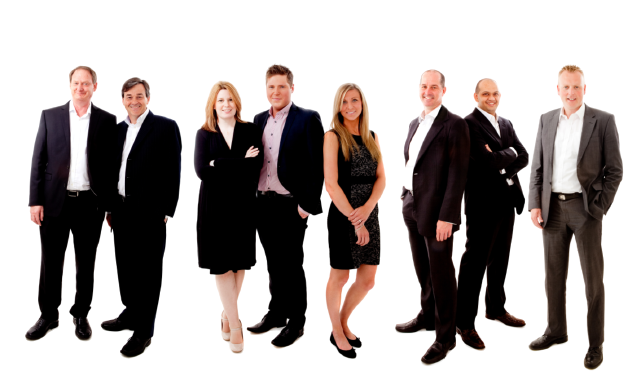 6 hommes et 2 femmes