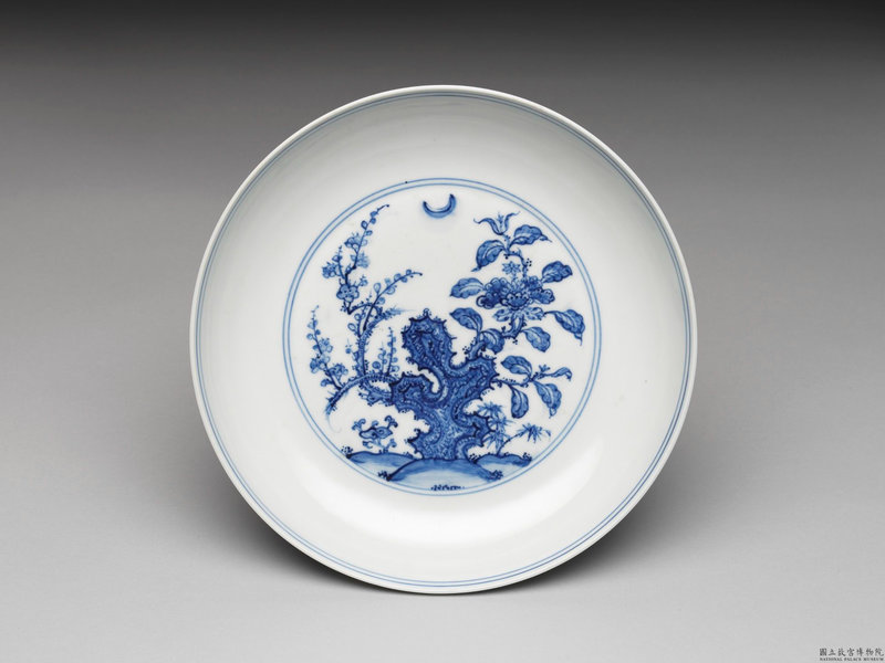 Official kiln blue and white flower plate, Ming dynasty (1368-1644)