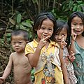 Petits laotiens le long de la route