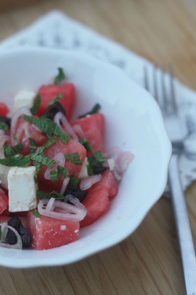 Salade de pastèque à la feta, aux olives et à la menthe blog chez requia cuisine et confidences