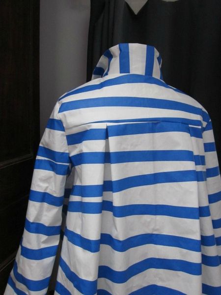 Ciré esprit marinière en coton enduit à rayures vagues horizontales bleues noué d'un lien réalisé dans le même tissu