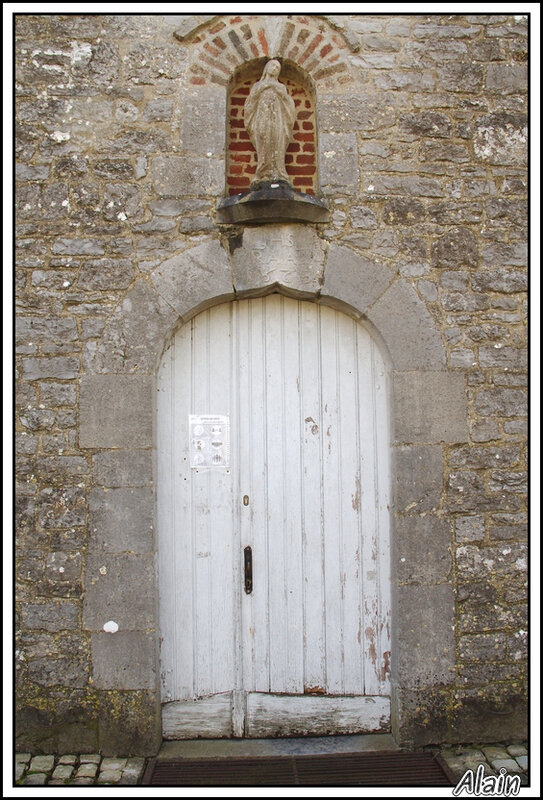 la porte de la chapelle