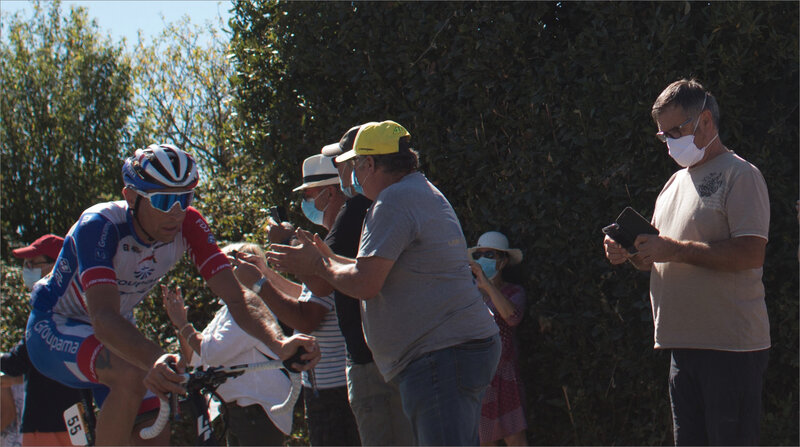 Tour de France 79 27 090920 passage ym coureur smartphone NMQP