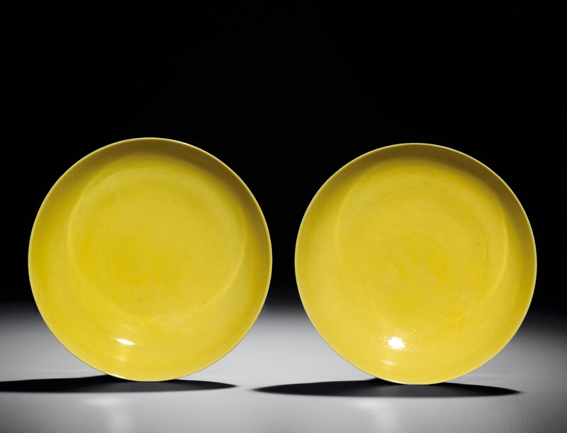 2013_HGK_03263_3497_000(a_fine_pair_of_yellow-enamelled_saucers_yongzheng_six-character_marks)