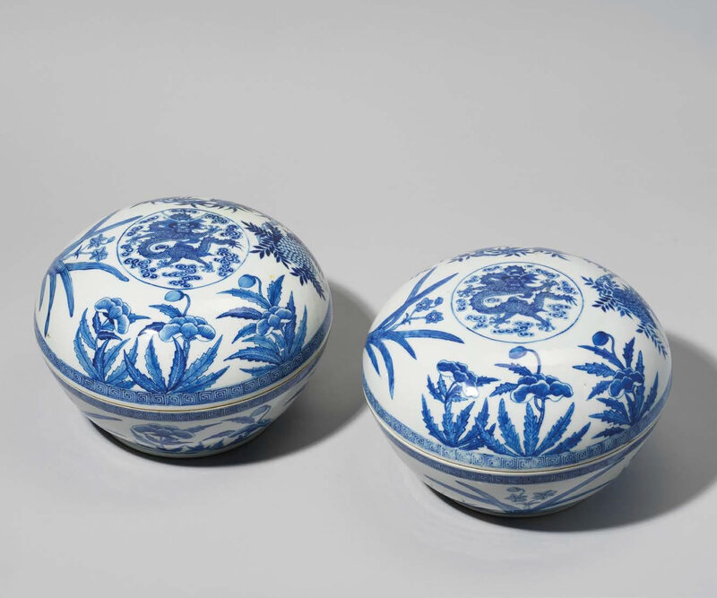 A pair of large blue and white cushion-form boxes and covers, Guangxu period (1875-1908)