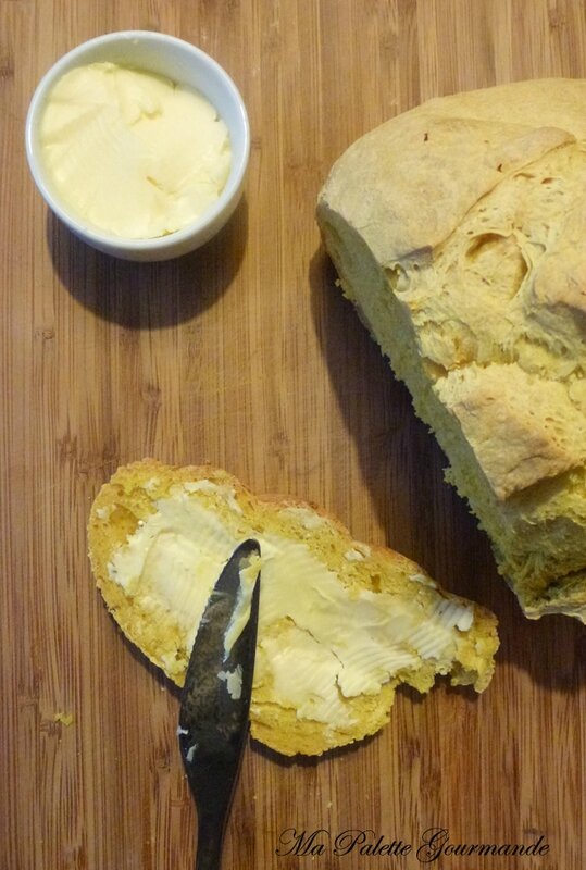 Pain au curcuma - tranche beurée