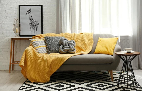 Des coussins aux designs divers posés sur un canapé