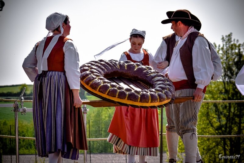 Les Joyeux Vendéens du Boupère - La Danse de La Brioche 15 Fête du chocolat à Réaumur (2)