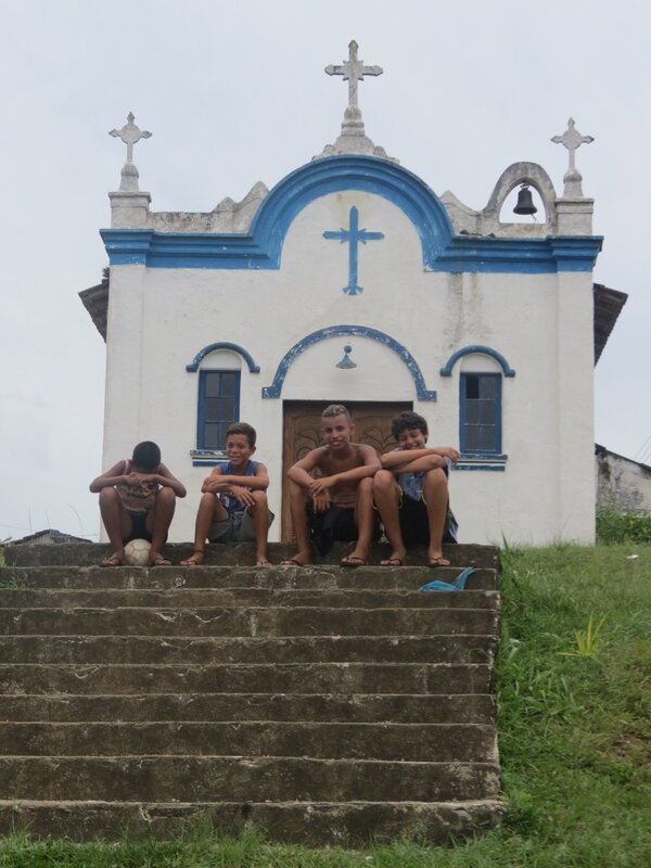 Pique nique du midi avec les enfants du village