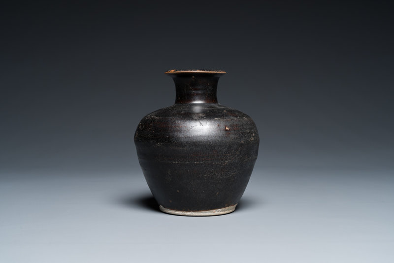 a-vietnamese-black-glazed-vase-le-triu-1415th-c-2