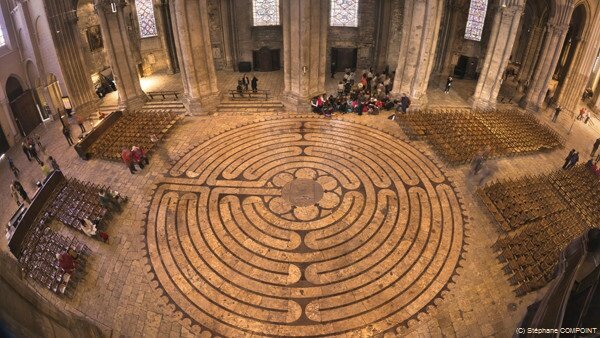 Le labyrinthe de Chartres : inspiration de la marelle.