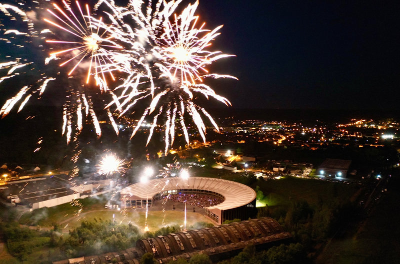 FEU D'ARTIFICE 2023 gerbes blanches drone