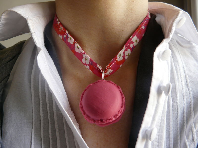 Collier Macaron Framboise sur ruban Liberty