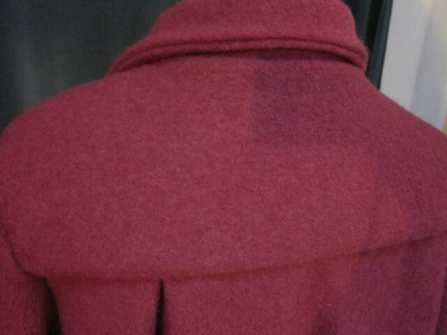 Manteau AGLAE en laine bouillie fushia fermé par un noeud (9)