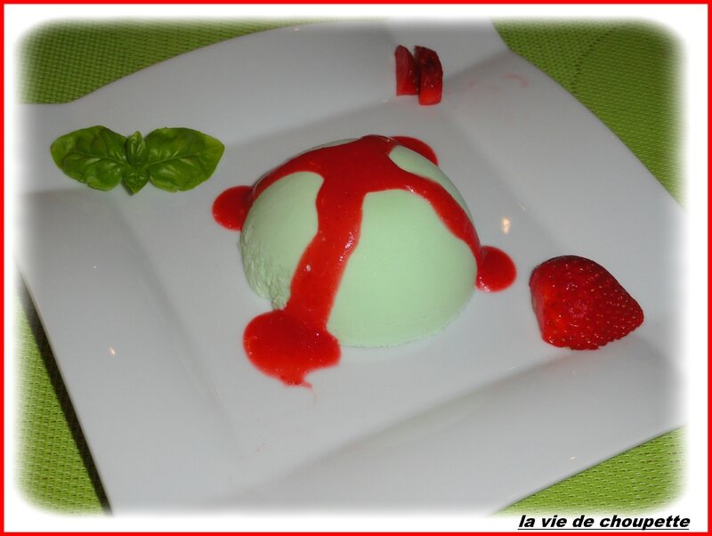 panna cotta sirop de basilic et son coulis de fraises-9490