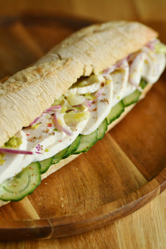 Sandwich poulet, concombre, céleri branche, oignon rouge & sauce noix de cajou au zeste de citron_2