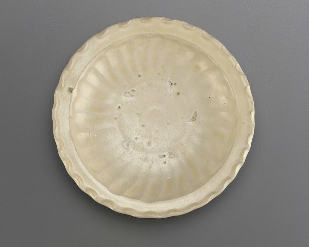 Dish with fluted rim, Vietnam, Trần or Later Lê dynasty, 14th-15th century