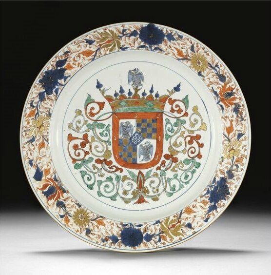 A rare and large 'Chinese Imari' armorial charger for the Portuguese market, Qing dynasty, Kangxi period, circa 1700-1720