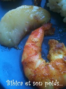 Crevettes tigrées au curry et à la pêche gros plan