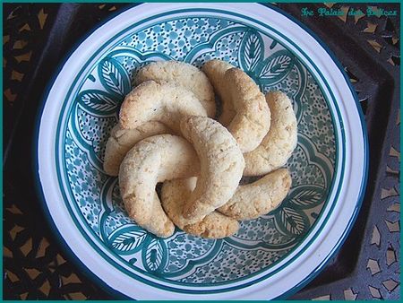 Demi-lunes à la noix de coco ( petits fours marocains ) recettes petits fours secs