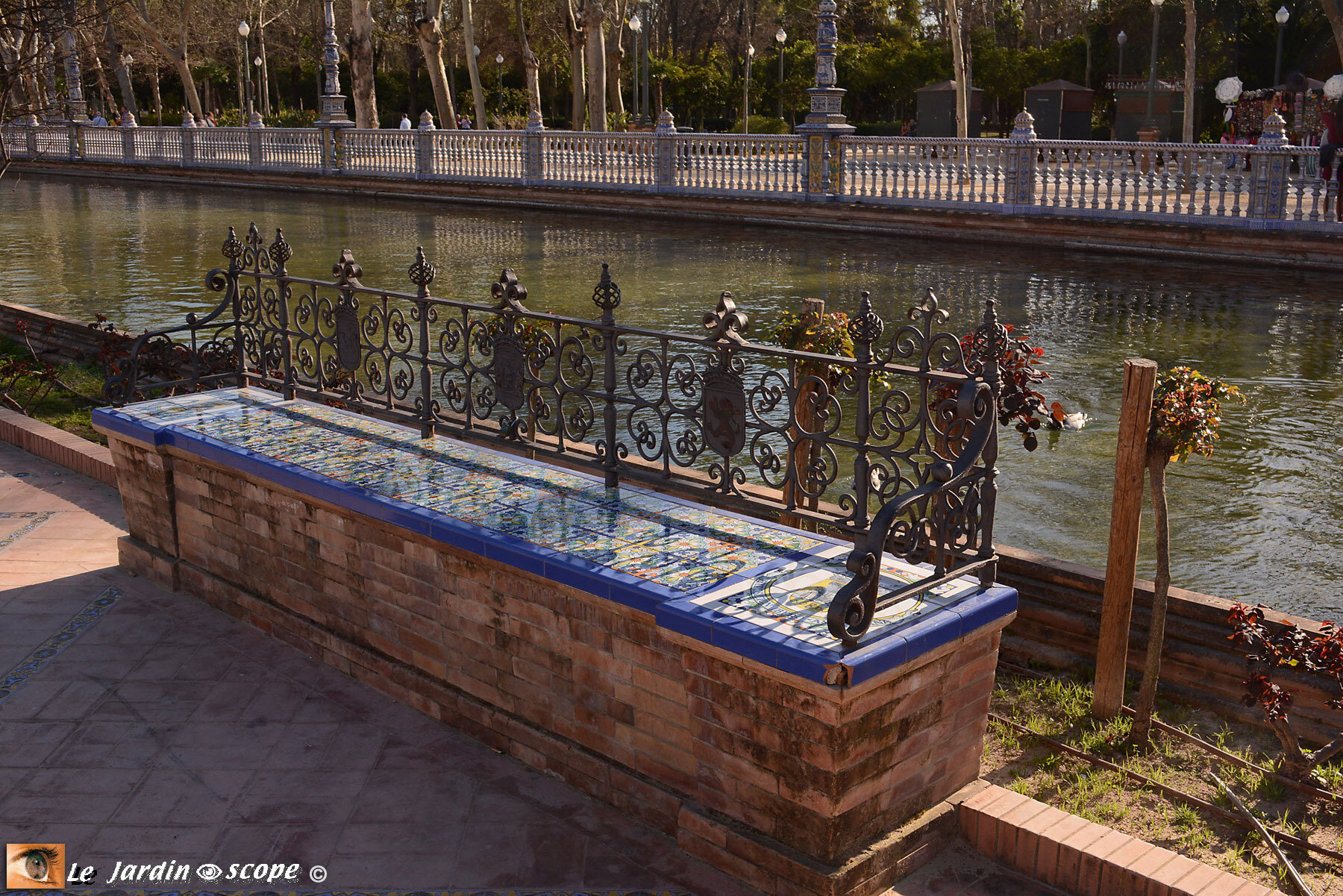 Banc décoré de céramiques à Séville