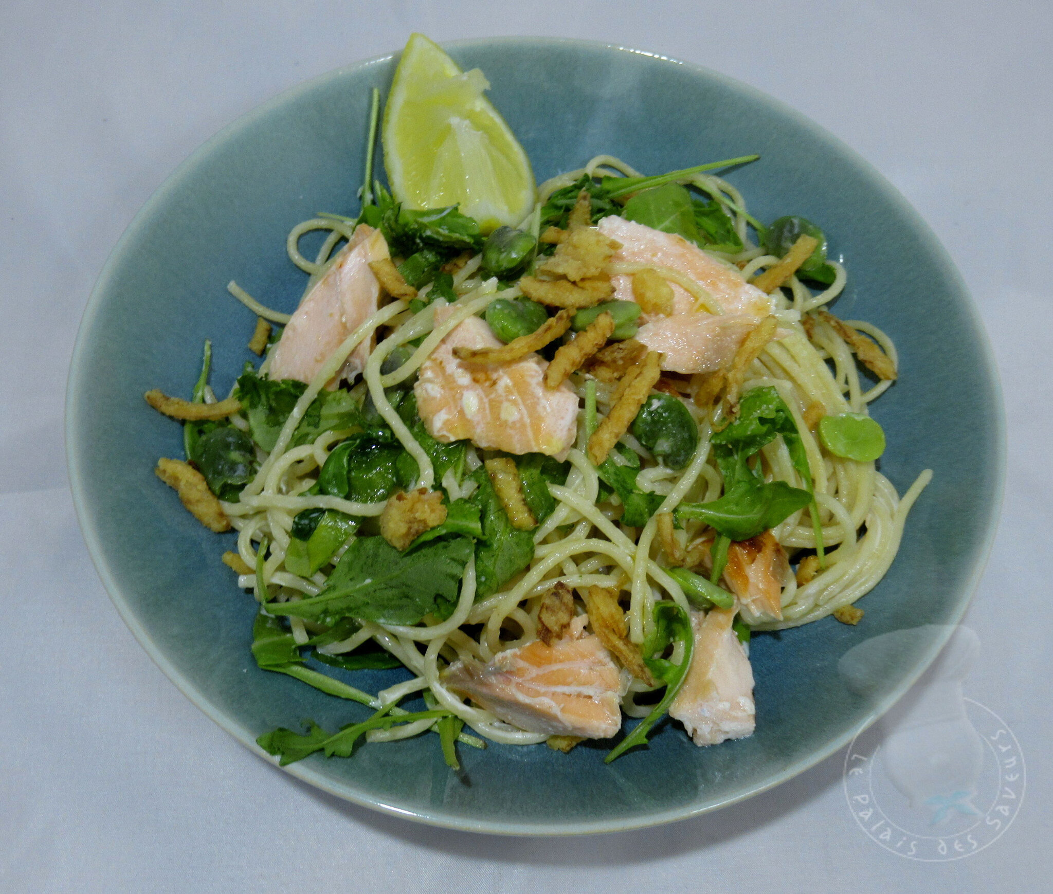 Spaghettis aux fèves, roquette et saumon