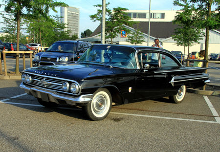 Chevrolet_bel_air_2door_sedan_de_1960__Rencard_di_Burger_King_juillet_2010__01