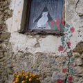 FACADE DECOREE D'UNE VIEILLE RUINE DANS LA CAMPAGNE D'APRICALE