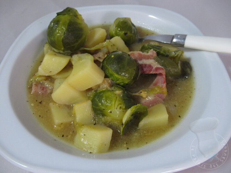 Soupe de choux de Bruxelles au lard fumé