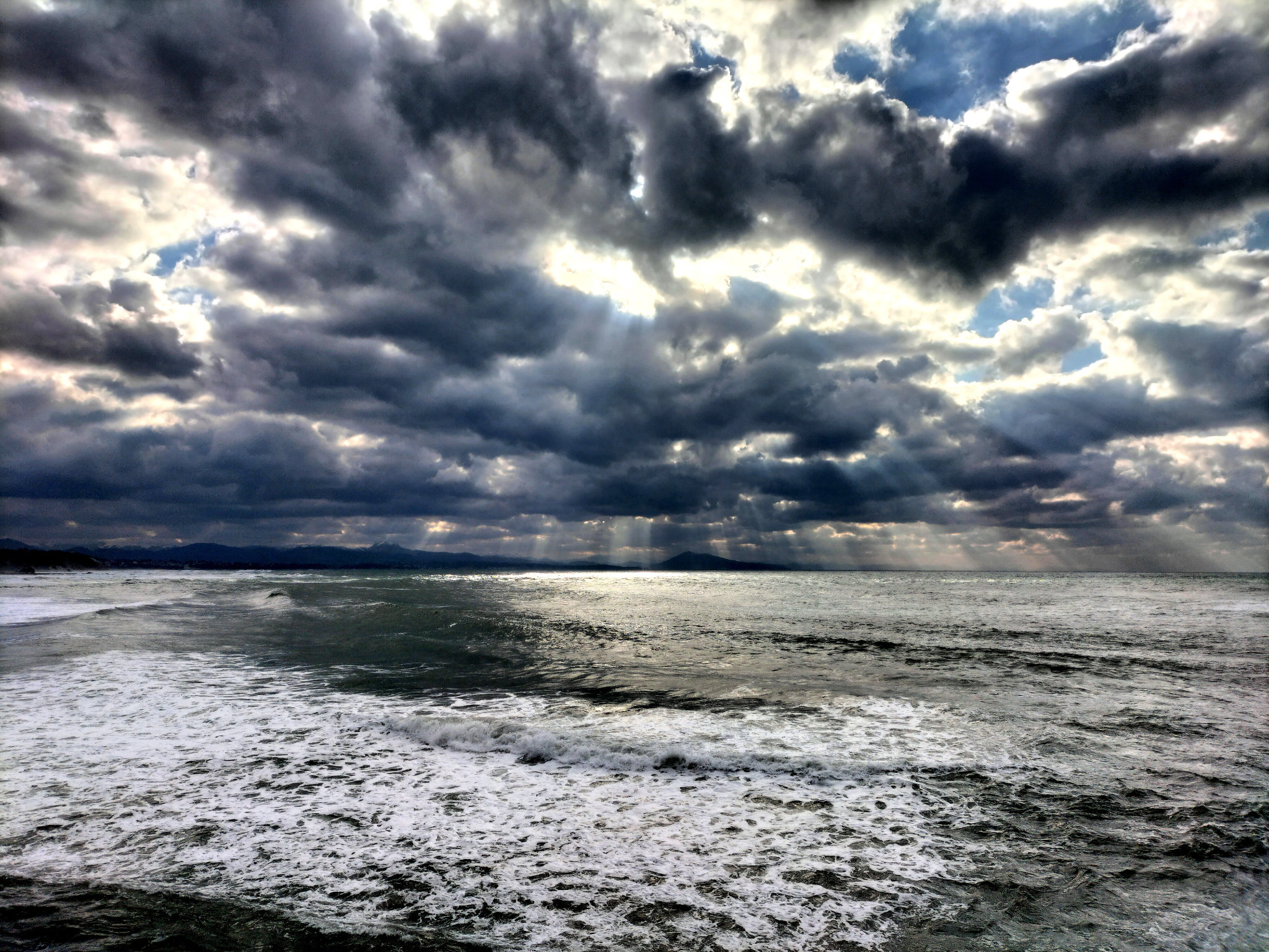 Biarritz, côte des Basques, océan et ciel percé, février 2023