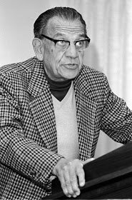 Edmond+Jab%25C3%25A8s+%2528Egipto%252C+1912+-+1991%2529+bln+en+atril+leyendo+al+p%25C3%25BAblico[1]