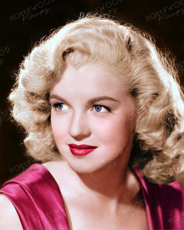 Marilyn_Monroe_Young_Starlet_1947_color_1800x1800