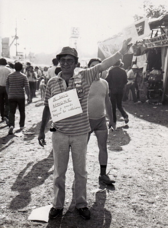 GB 3 Militant anonyme et aphone à la Fête de l'huma vers 1980 B